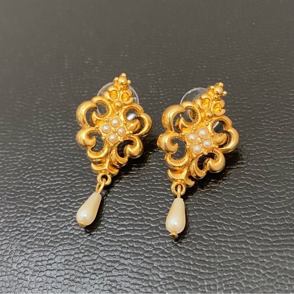 Vintage AVON Gold-tone Faux Pearl Teardrop Victorian Style Dangle Earrings - Picture 5 of 11